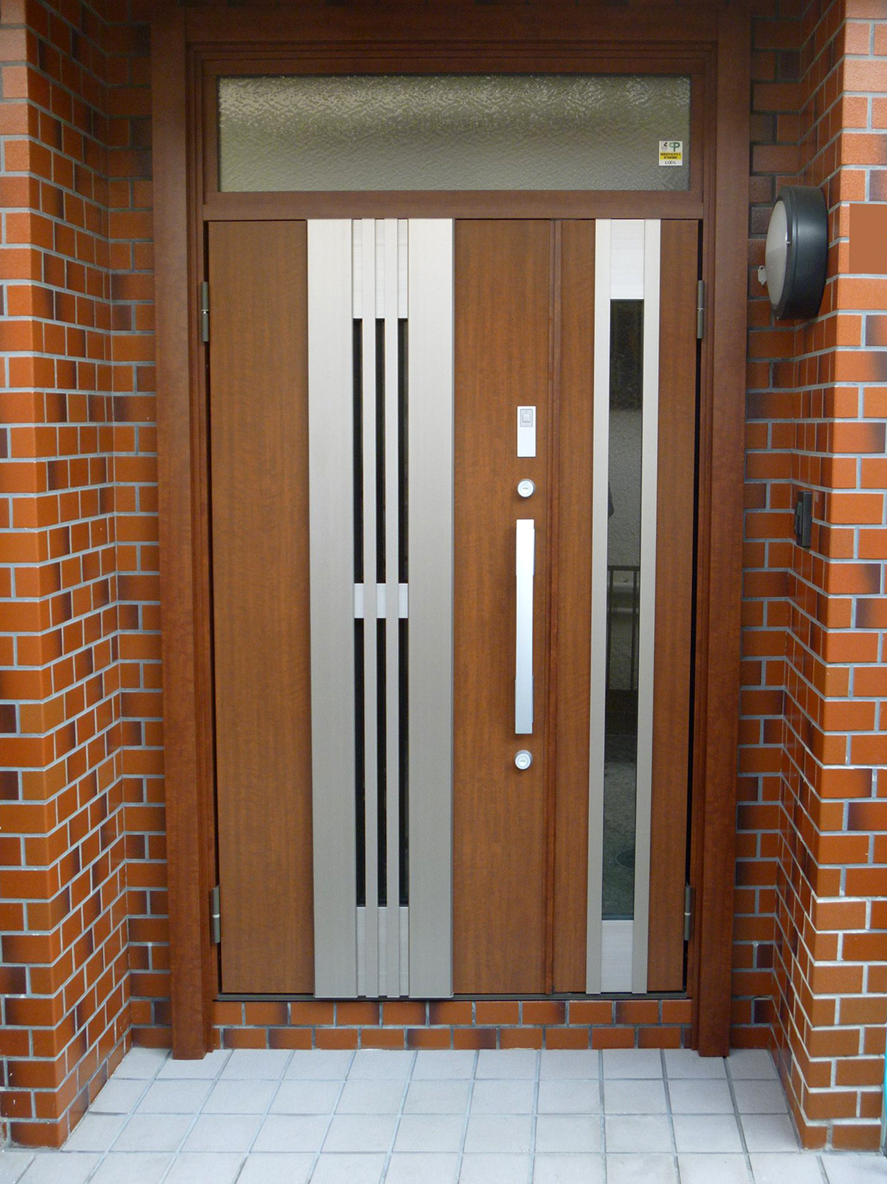 玄関ドアリフォーム：リクシルリシェント玄関ドア 断熱仕様(K4) F86型 彩風タイプ 親子［ランマ付き：木目調］施工後