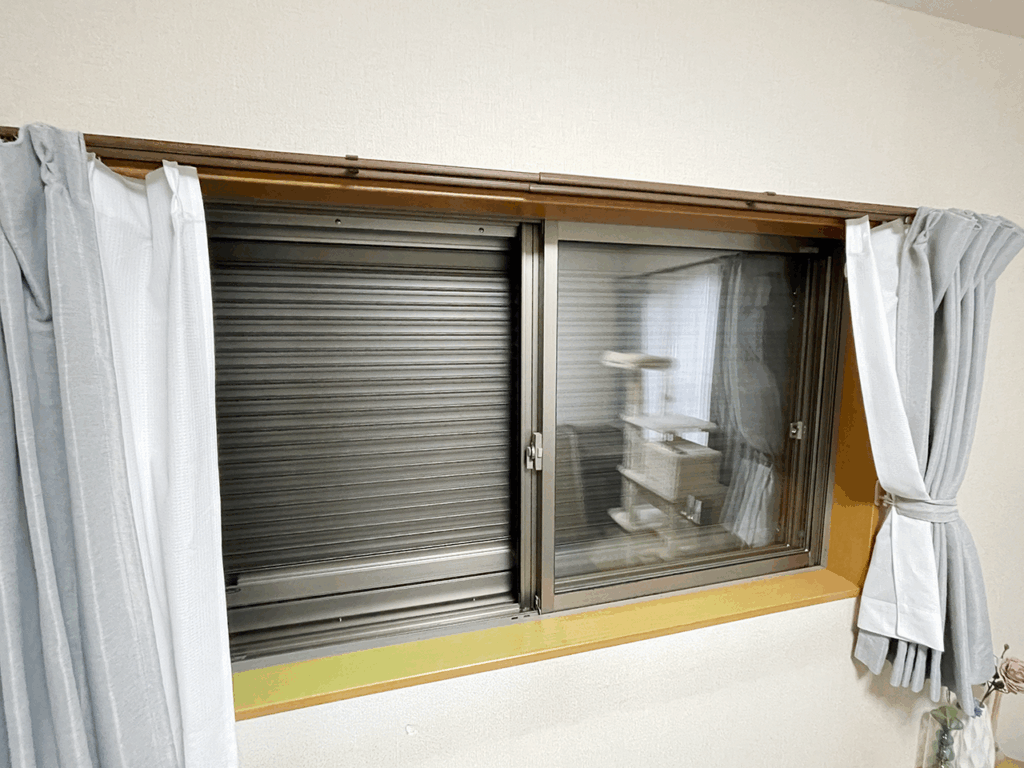 エコ引き違い雨戸DIY設置後（部屋内側：ルーバークローズ）
