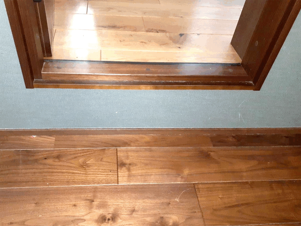 施工前の既存ドア枠（立ち上がり）