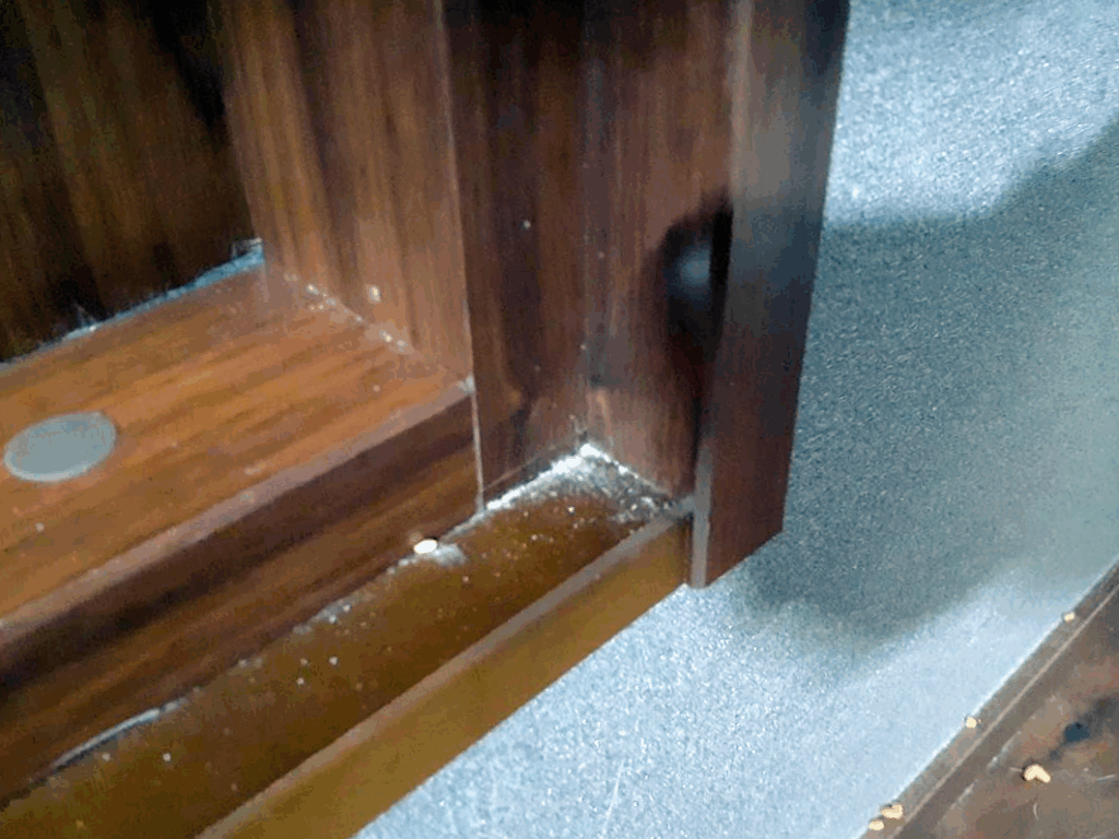 施工前の既存ドア枠（段差）