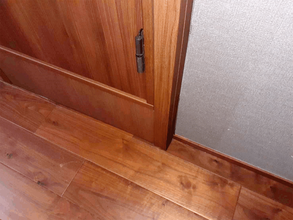 施工後のドア枠仕上げ